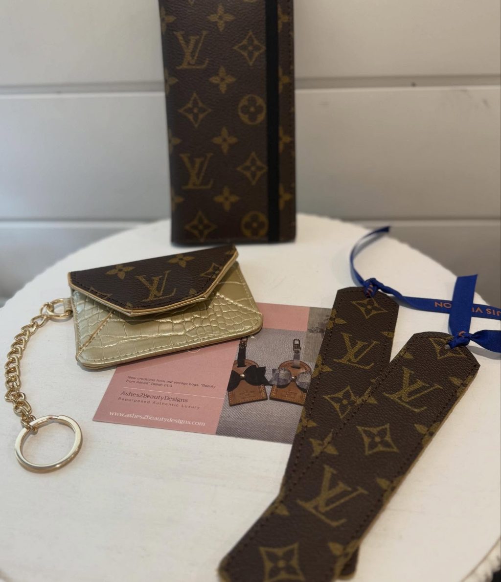 𝐏𝐡𝐞𝐰😮‍💨 𝐈 𝐚𝐦 𝐞𝐱𝐡𝐚𝐮𝐬𝐭𝐞𝐝 - 𝐡𝐞𝐫𝐞 𝐚𝐫𝐞 𝐬𝐨𝐦𝐞 𝐨𝐟 𝐭𝐡𝐞 𝐠𝐢𝐟𝐭𝐬 𝐨𝐧 𝐒𝐚𝐧𝐭𝐚’𝐬 𝐬𝐥𝐞𝐢𝐠𝐡 🎅 

𝐓𝐡𝐚𝐧𝐤 𝐲𝐨𝐮 𝐚𝐥𝐥 𝐟𝐨𝐫 𝐲𝐨𝐮𝐫 𝐨𝐫𝐝𝐞𝐫𝐬 𝐭𝐡𝐢𝐬 𝐂𝐡𝐫𝐢𝐬𝐭𝐦𝐚𝐬 𝐬𝐞𝐚𝐬𝐨𝐧 𝐚𝐧𝐝 𝐬𝐡𝐨𝐩𝐩𝐢𝐧𝐠 𝐬𝐦𝐚𝐥𝐥. 

𝐸𝑛𝑗𝑜𝑦 𝑡𝑖𝑚𝑒 𝑤𝑖𝑡ℎ 𝑦𝑜𝑢𝑟 𝑙𝑜𝑣𝑒𝑑 𝑜𝑛𝑒𝑠 𝑎𝑛𝑑 𝑐𝑒𝑙𝑒𝑏𝑟𝑎𝑡𝑖𝑛𝑔 𝑡ℎ𝑒 𝑏𝑖𝑟𝑡ℎ 𝑜𝑓 𝐽𝑒𝑠𝑢𝑠！ 

𝑴𝒆𝒓𝒓𝒚 𝑪𝒉𝒓𝒊𝒔𝒕𝒎𝒂𝒔! 🎄🎁