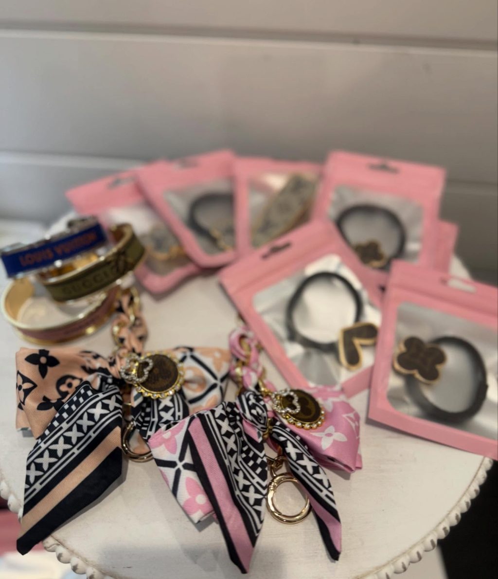 𝐏𝐡𝐞𝐰😮‍💨 𝐈 𝐚𝐦 𝐞𝐱𝐡𝐚𝐮𝐬𝐭𝐞𝐝 - 𝐡𝐞𝐫𝐞 𝐚𝐫𝐞 𝐬𝐨𝐦𝐞 𝐨𝐟 𝐭𝐡𝐞 𝐠𝐢𝐟𝐭𝐬 𝐨𝐧 𝐒𝐚𝐧𝐭𝐚’𝐬 𝐬𝐥𝐞𝐢𝐠𝐡 🎅 

𝐓𝐡𝐚𝐧𝐤 𝐲𝐨𝐮 𝐚𝐥𝐥 𝐟𝐨𝐫 𝐲𝐨𝐮𝐫 𝐨𝐫𝐝𝐞𝐫𝐬 𝐭𝐡𝐢𝐬 𝐂𝐡𝐫𝐢𝐬𝐭𝐦𝐚𝐬 𝐬𝐞𝐚𝐬𝐨𝐧 𝐚𝐧𝐝 𝐬𝐡𝐨𝐩𝐩𝐢𝐧𝐠 𝐬𝐦𝐚𝐥𝐥. 

𝐸𝑛𝑗𝑜𝑦 𝑡𝑖𝑚𝑒 𝑤𝑖𝑡ℎ 𝑦𝑜𝑢𝑟 𝑙𝑜𝑣𝑒𝑑 𝑜𝑛𝑒𝑠 𝑎𝑛𝑑 𝑐𝑒𝑙𝑒𝑏𝑟𝑎𝑡𝑖𝑛𝑔 𝑡ℎ𝑒 𝑏𝑖𝑟𝑡ℎ 𝑜𝑓 𝐽𝑒𝑠𝑢𝑠！ 

𝑴𝒆𝒓𝒓𝒚 𝑪𝒉𝒓𝒊𝒔𝒕𝒎𝒂𝒔! 🎄🎁