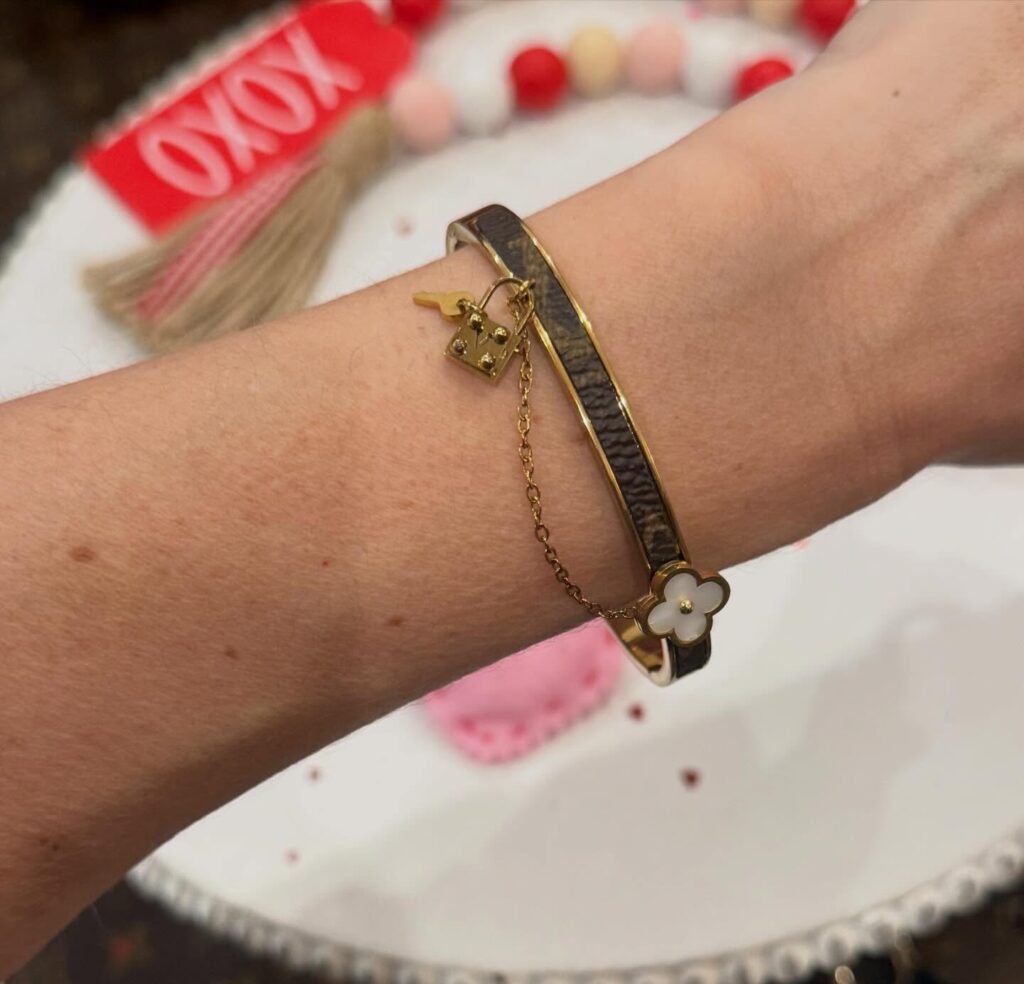 🚨 𝗨𝗣𝗗𝗔𝗧𝗘 🚨

After a few agonizing months, we are getting closer to a new 𝑾𝑬𝑩𝑺𝑰𝑻𝑬 𝑳𝑨𝑼𝑵𝑪𝑯. While it should have been launched a few days ago, the developer had a few issues that needed to be fixed so… here’s to hoping a launch before the weekend! 🙏  𝗦𝗧𝗔𝗬 𝗧𝗨𝗡𝗘𝗗 

𝓤𝓷𝓽𝓲𝓵 𝓽𝓱𝓮𝓷...

Perfect Valentine’s / Galentine’s Day Gifts ….
❣️𝗥𝗘𝗔𝗗𝗬 𝗧𝗢 𝗦𝗛𝗜𝗣 ❣️ That’s right… all of these items are 𝗣𝗿𝗲-𝗠𝗮𝗱𝗲 𝗮𝗻𝗱 𝗥𝗲𝗮𝗱𝘆 𝘁𝗼 𝗦𝗵𝗶𝗽 🎉💗🙏

♥︎There are multiples of each item
♥︎Prices are in the comments under each photo. 
♥︎Shipping is an additional standard rate
All items will be cross posted
♥︎To purchase, please either comment under photo(s) of items or send a message 

💌𝓜𝓮𝓽𝓱𝓸𝓭𝓼 𝓸𝓯 𝓹𝓪𝔂𝓶𝓮𝓷𝓽 𝒂𝒄𝒄𝒆𝒑𝒕𝒆𝒅:

❤️Venmo
❤️Zelle
❤️Cashapp
❤️PayPal (add 4% for invoice)